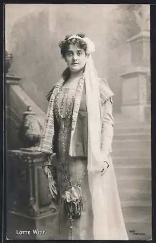 AK Lotte Witt vor Freitreppen-Kulisse, Portrait