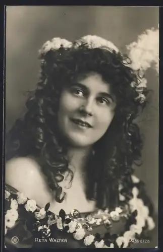 AK Reta Walter mit Blumengirlande, Portrait
