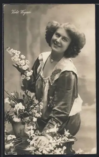 AK Violet Wegner mit Blumen, Portrait