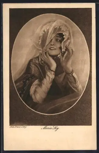 AK Schauspielerin Maria Ley mit Kopftuch posierend