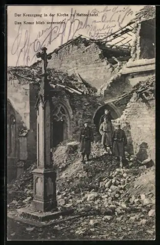 AK Hattonchâtel, Le cloître de l`église en ruines avec le crucifix intact