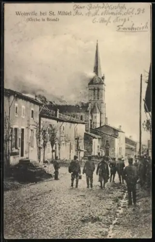 AK Woinville /St. Mihiel, Église en feu et village animé par des habitants