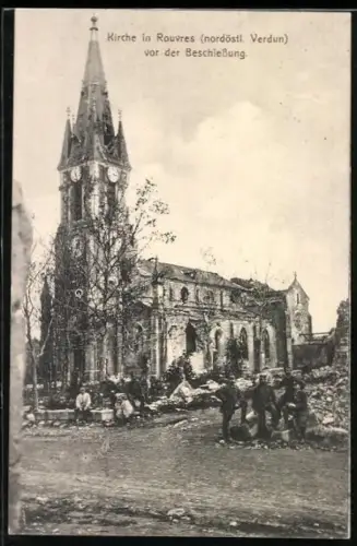 AK Rouvres /Verdun, Église avant le bombardement avec soldats au premier plan