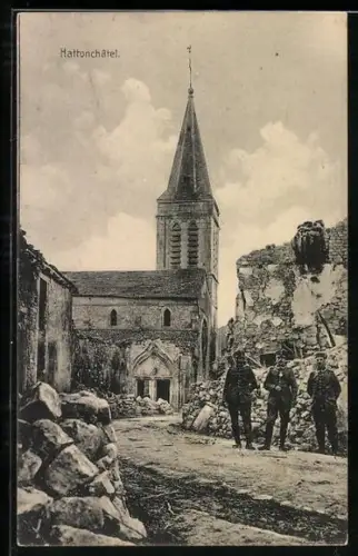 AK Hattonchâtel, Église et ruines environnantes avec soldats