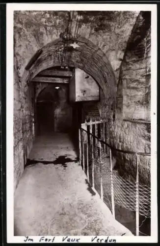 AK Verdun, Escalier conduisant aux casemates du Fort de Vaux