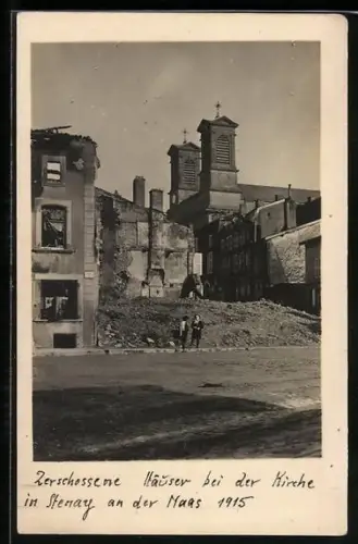 Foto-AK Stenay, Maisons endommagées près de l`église