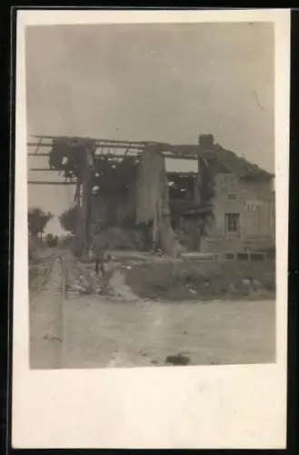 Foto-AK Pareid, Maison en ruines près de la voie ferrée après les destructions de 1916