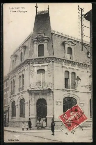 AK Saint-Mihiel, Caisse d`Épargne avec des passants devant le bâtiment