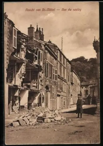 AK Saint-Mihiel, Rue du Sauley avec bâtiments endommagés et débris