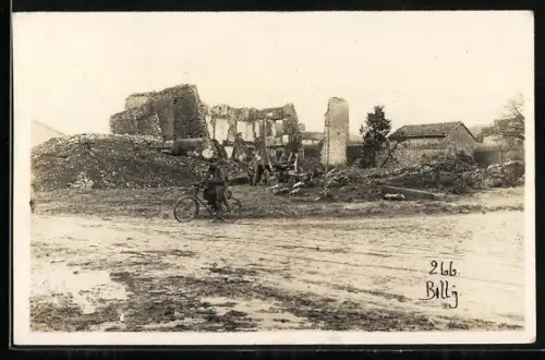 Foto-AK Billy-sous-Mangiennes, Ruines avec cycliste au premier plan