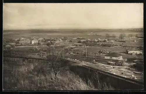 Foto-AK Hattonville, Vue panoramique du village et des plaines environnantes