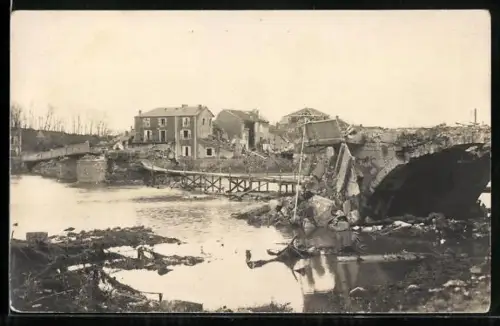 Foto-AK Pont détruit sur la Meuse après le bombardement