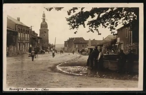 Foto-AK Romagne-sous-les-Côtes, Vue de la rue principale et de l`église avec habitants et fontaine