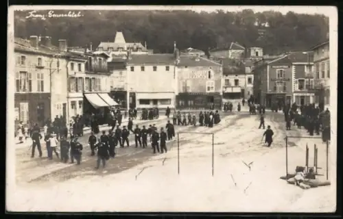 Foto-AK Saint-Mihiel, Scène animée sur la place principale avec tramway et habitants