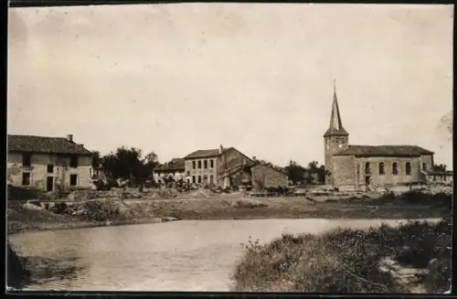 Foto-AK Azannes, Église et maisons endommagées près d`un étang