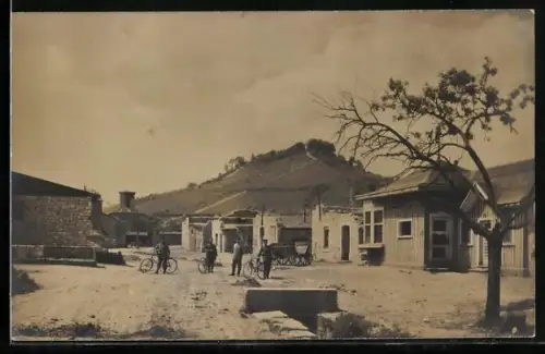 AK Hattonville, Vue du village avec colline en arrière-plan et habitants avec vélos
