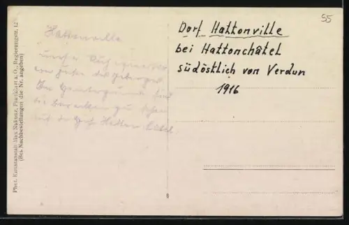 AK Hattonville, Vue du village avec colline en arrière-plan et habitants avec vélos