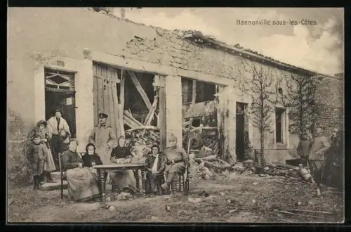 AK Hannonville-sous-les-Côtes, Famille devant une maison endommagée