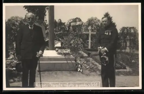AK Verdun, Maire et personnages devant des tombes fleuries