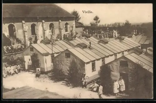 AK Vieville, Vue du camp avec des bâtiments et des personnes à l`extérieur