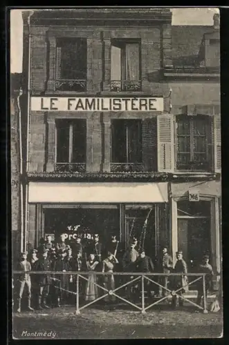 AK Montmédy, Le Familistère avec des personnes devant le bâtiment