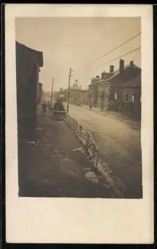 Foto-AK Rouvray, Rue principale avec bâtiments et clôtures en bois