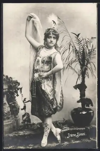 AK Opernsängerin Irene Sironi im Kostüm