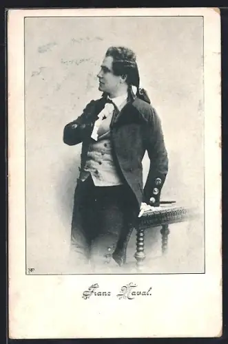 AK Opernsänger Franz Naval an einem Tisch lehnend