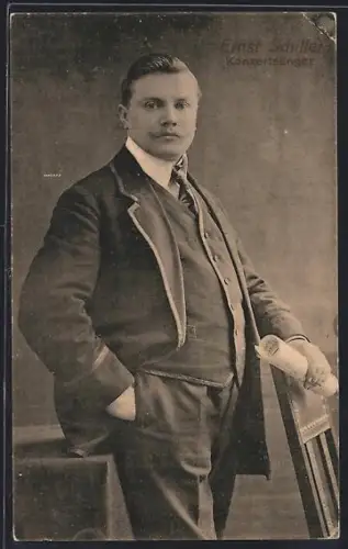 AK Opernsänger Ernst Schiller mit Notenblatt in der Hand