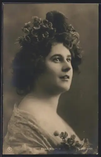 AK Opernsängerin Reta Walter mit Blumen im Haar