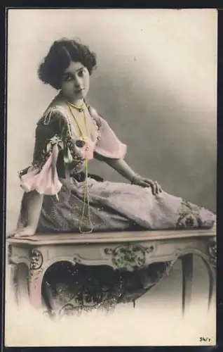 AK Opernsängerin Cavalieri im taillierten Kleid mit Perlenschmuck