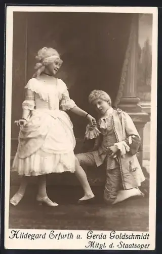 AK Opernsängerinnen Hildegard Erfurth und Gerda Goldschmidt in Kostümen