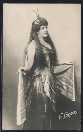 AK Opernsängerin Fr. Forster im Kostüm