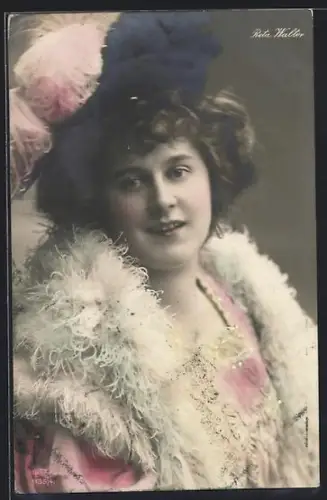 AK Reta Walter mit Federboa, Portrait