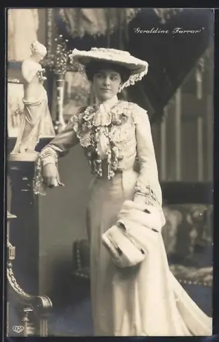 AK Geraldine Farrar, Portrait mit Muff