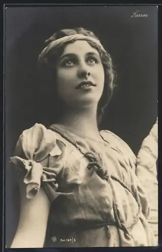 AK Opernsängerin Farrar schaut nach oben