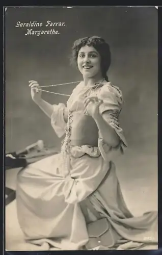 AK Schauspielerin Farrar lächelnd mit Halskette posierend