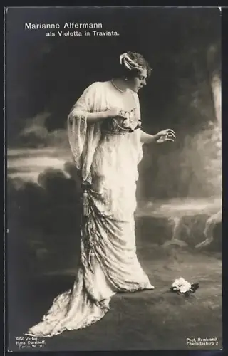 AK Marianne Alfermann als Violetta in Traviata, mit Blumen