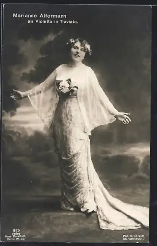 AK Marianne Alfermann als Violetta in Traviata, mit ausgebreiteten Armen