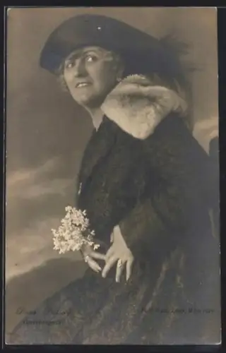 AK Dora Dorsay, Portrait mit Pelzkragen