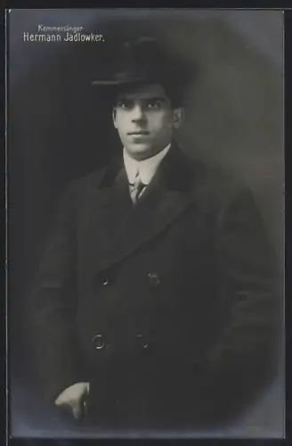 AK Hermann Jadlowker, Portrait in Hut und Mantel