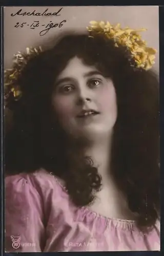 AK Reta Walter mit Blumen im Haar, Portrait
