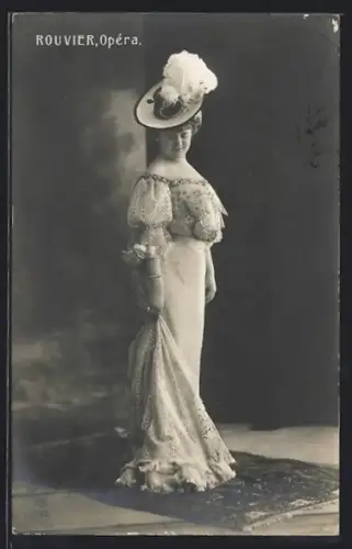 AK Opernsängerin Rouvier in langem Kleid und Federhut