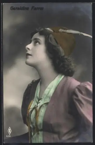 AK Geraldine Farrar mit Feder am Hut, Portrait