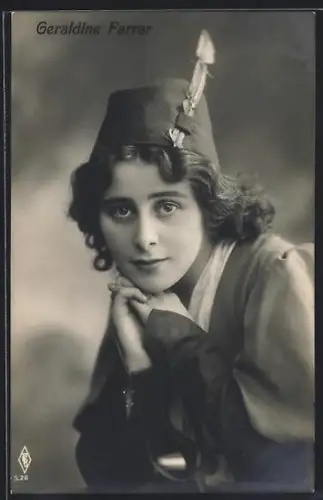 AK Geraldine Farrar, Portrait mit Feder am Hut