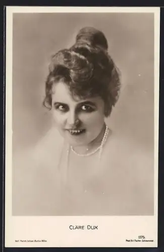 AK Cläre Dux mit Dutt und Perlenkette, Portrait