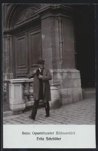 AK Fritz Schrödter mit Melone beim Operntheater-Bühnentürl