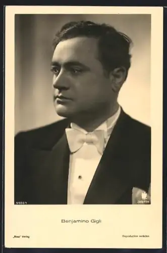 AK Opernsänger Benjamino Gigli, Portrait mit weisser Fliege