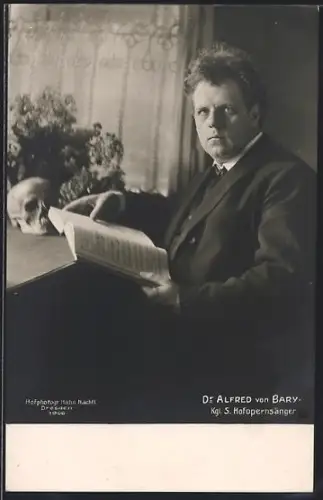 AK Dr. Alfred von Bary, Kgl. S. Hofopernsänger, Portrait mit Totenkopf