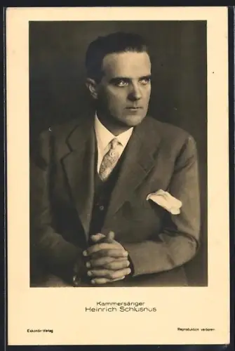 AK Kammersänger Heinrich Schlusnus mit gefalteten Händen, Portrait